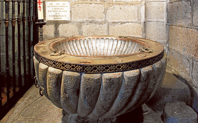 Pila donde fue bautizada santa Teresa, en la iglesia de San Juan (Ávila).