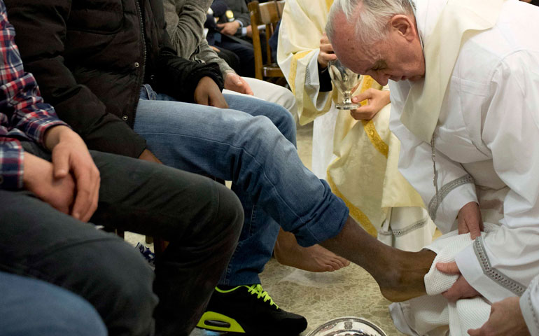 El Papa Francisco durante el lavatorio de pies a unos presos