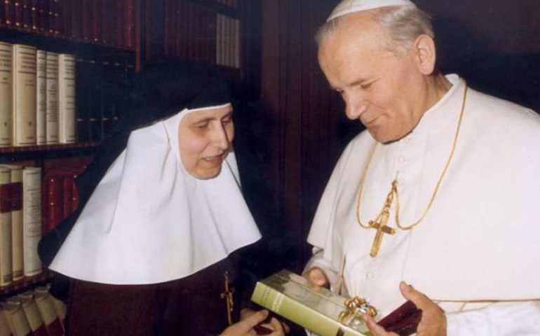 La madre María de la Purísima, junto a san Juan Pablo II, en una visita al Vaticano