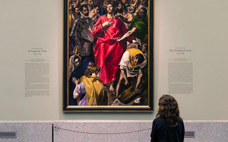 Una mujer contempla 'El expolio', de El Greco, durante una exposición en el Prado