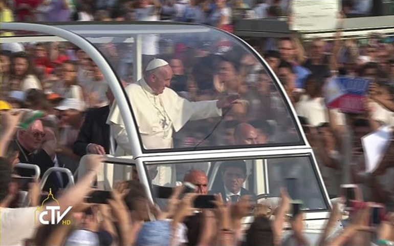 El Papa Francisco en el papamovil