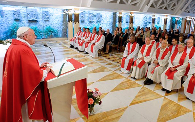El Papa Francisco durante una Misa en la capilla de la Casa Santa Marta