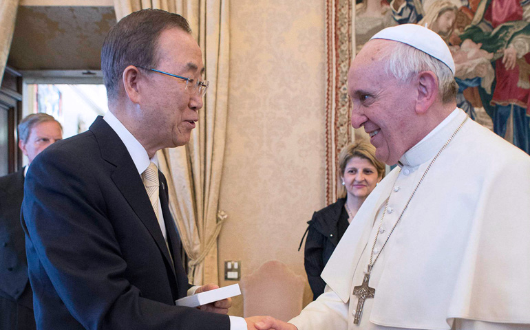 El Papa Francisco, junto al Secretario General de Naciones Unidas, Ban Ki Moon, en una audiencia en el Vaticano en 2014.