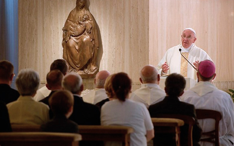 El Papa Francisco durante una Misa en la capilla de la Casa Santa Marta