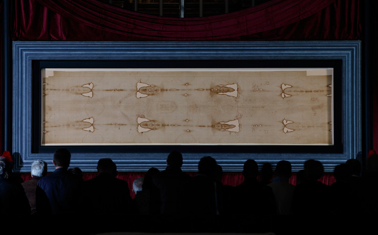 Ostensión de la Sábana Santa en la catedral de San Juan Bautista de Turín.
