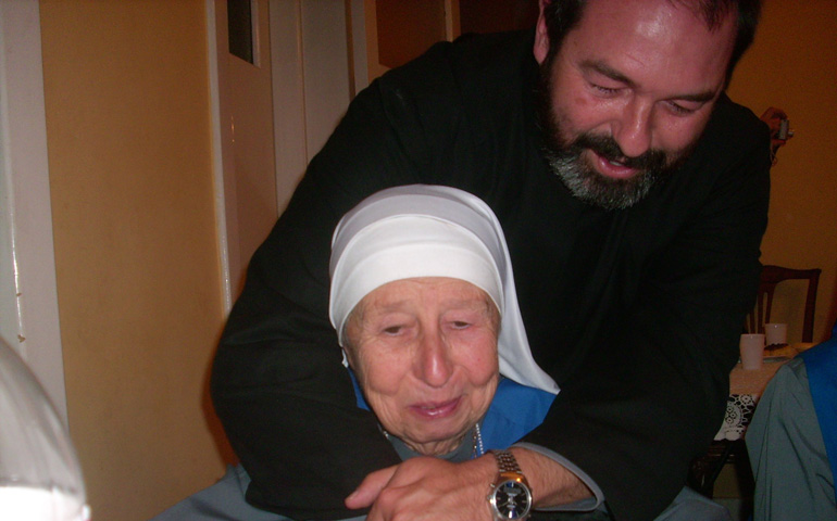 La hermana María Matka Boska con su hijo Luis.