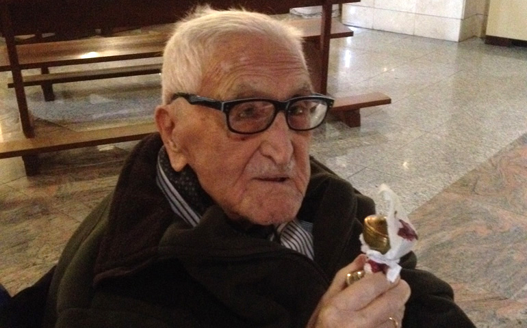 Eduardo Morales, con el copón original.