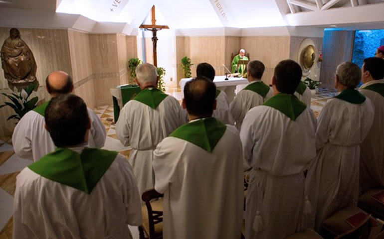 El Papa Francisco durante una Misa en la capilla de la Casa Santa Marta