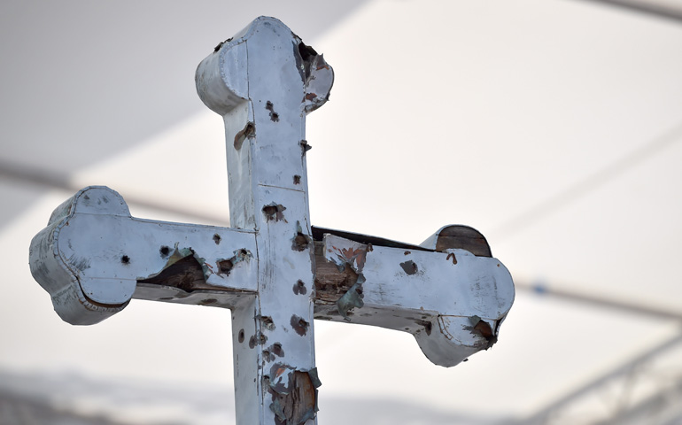 Cruz con impactos de la guerra que presidía el estadio de Kosevo, de Sarajevo, donde el Papa Francisco presidió la Misa, el pasado sábado.