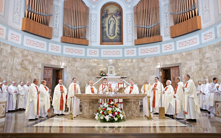 Misa en la festividad de Jesucristo, Sumo y Eterno Sacerdote, presidida por el cardenal Cañizares, con el clero de Valencia