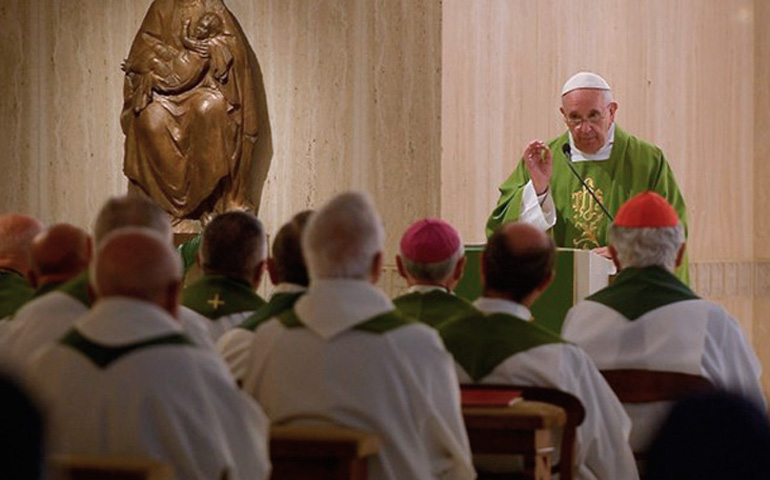 El Papa Francisco durante una Misa en la capilla de la Casa Santa Marta