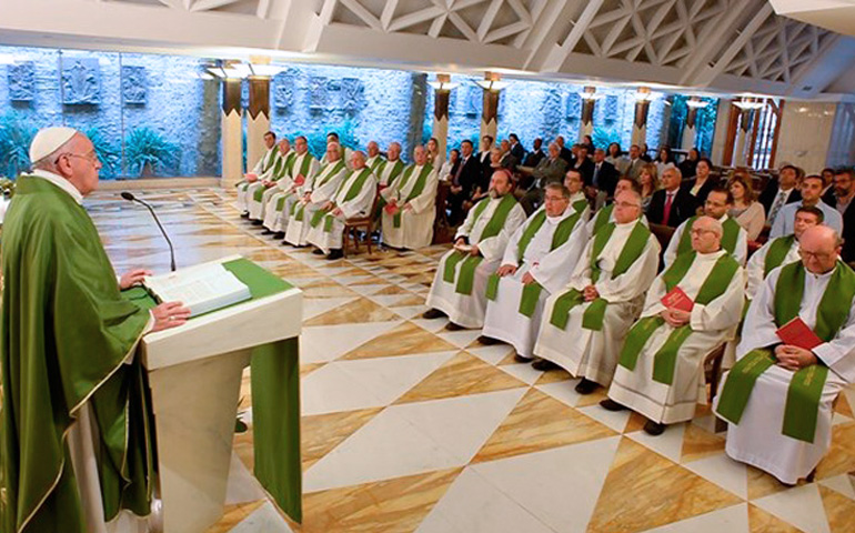 El Papa Francisco durante una Misa en la capilla de la Casa Santa Marta