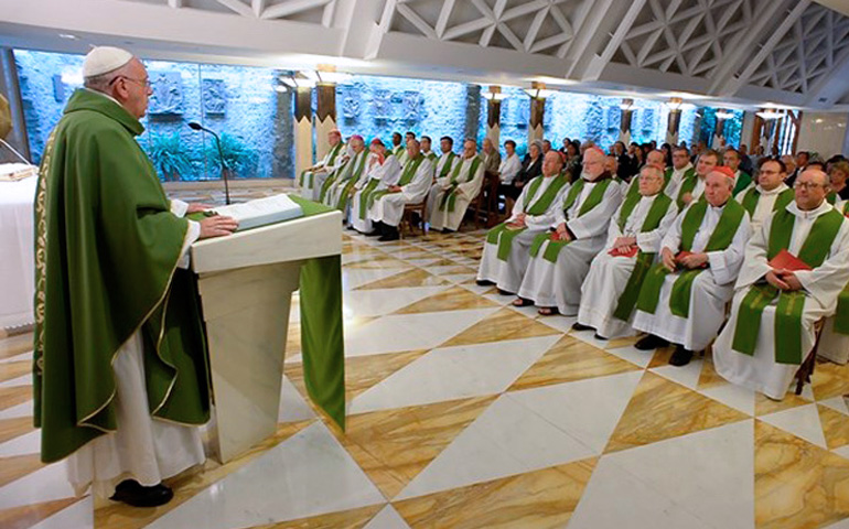 El Papa Francisco durante una Misa en la capilla de la Casa Santa Marta