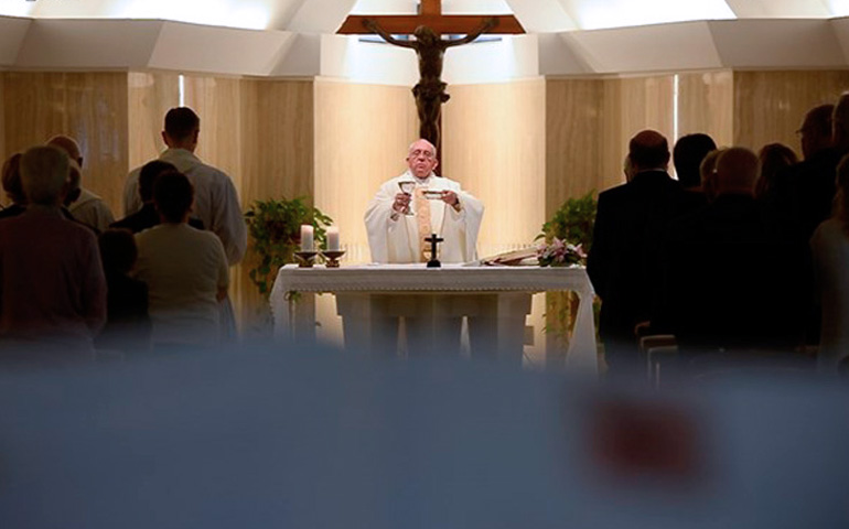 El Papa Francisco durante una Misa en la capilla de la Casa Santa Marta