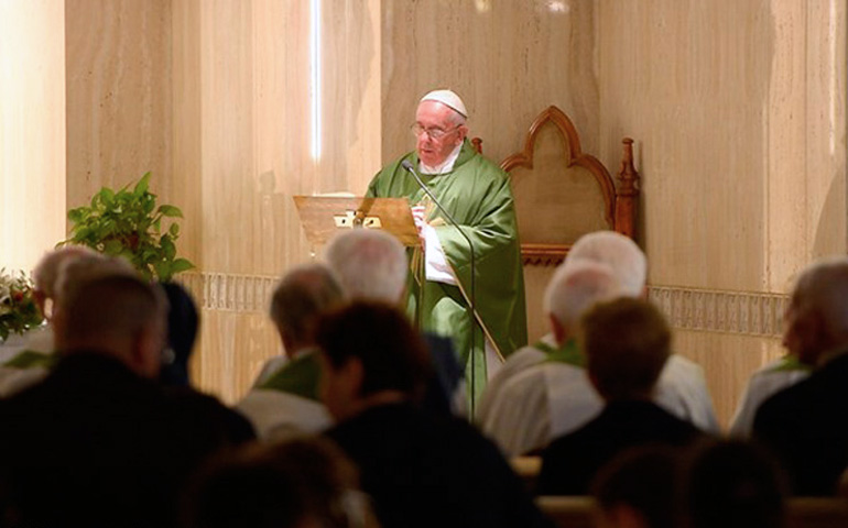 El Papa Francisco durante una Misa en la capilla de la Casa Santa Marta