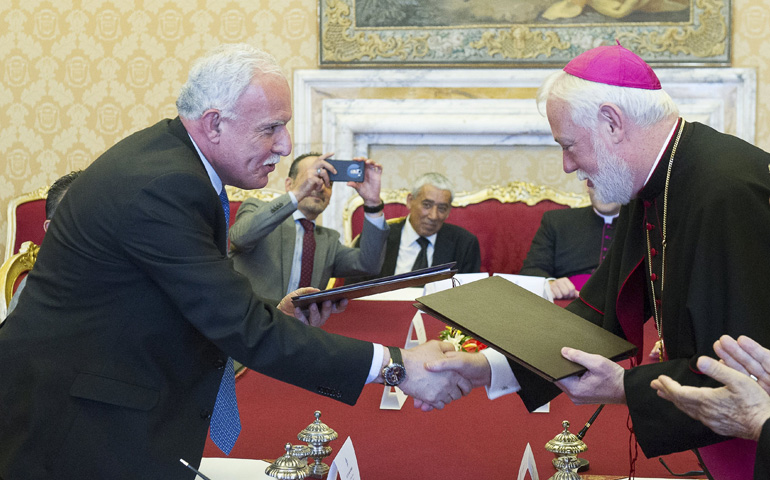 Monseñor Paul Gallagher y el ministro palestino Riad Al-Maki, tras el Acuerdo