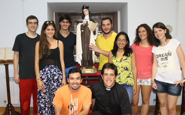 Pilar, a la derecha y de blanco, junto al padre Jesús Zurita y a parte del grupo de Pastoral Universitaria de Madrid.