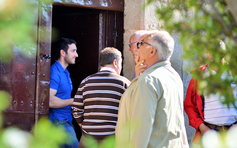 Un voluntario del V Centenario acoge a peregrinos en el convento de la Encarnación de Ávila