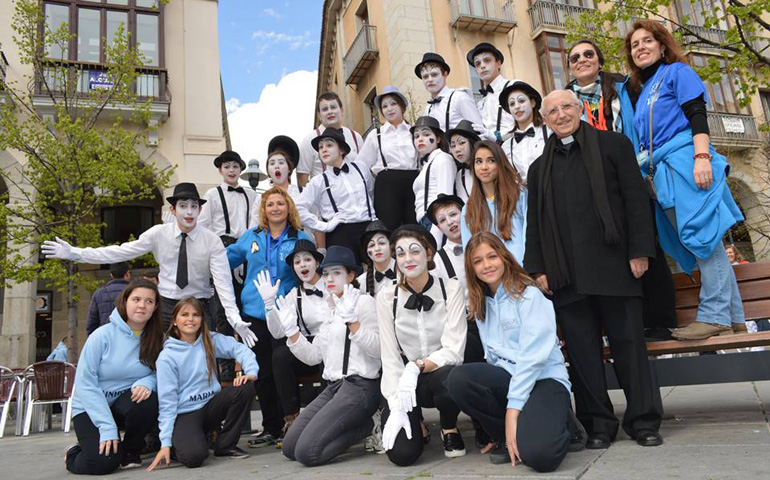 Monseñor García Burillo, junto a un grupo de jóvenes voluntarios, durante un acto del V Centenario.