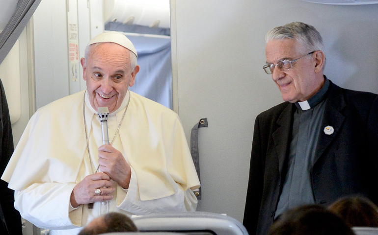 El Papa Francisco y Federico Lombardi en una rueda de prensa durante un viaje en avión