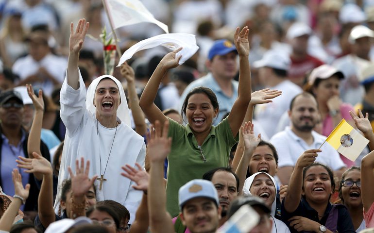 Los fieles esperan la llegada del Papa en el parque de Los Samanes de Guayaquil para participar en la Misa con las familias el lunes 6 de julio.