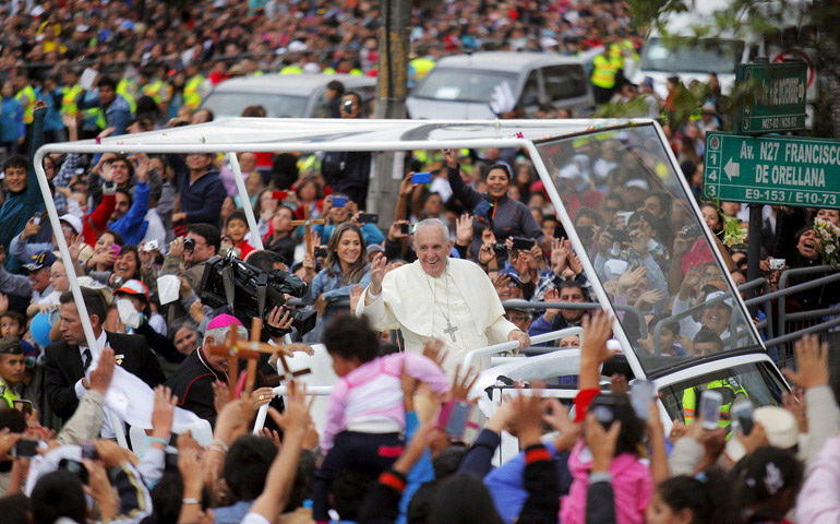 Miles de ecuatorianos salieron a las calles de Quito para recibir al Papa tras su llegada a Ecuador, el 5 de julio.
