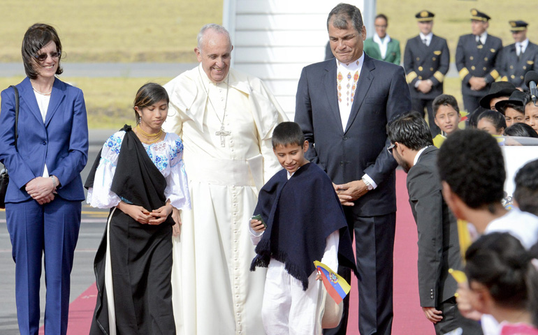 Rafael Correa, presidente de Ecuador, da la bienvenida al Papa en el aeropuerto internacional Mariscal Sucre, de Quito, el domingo 5 de julio.