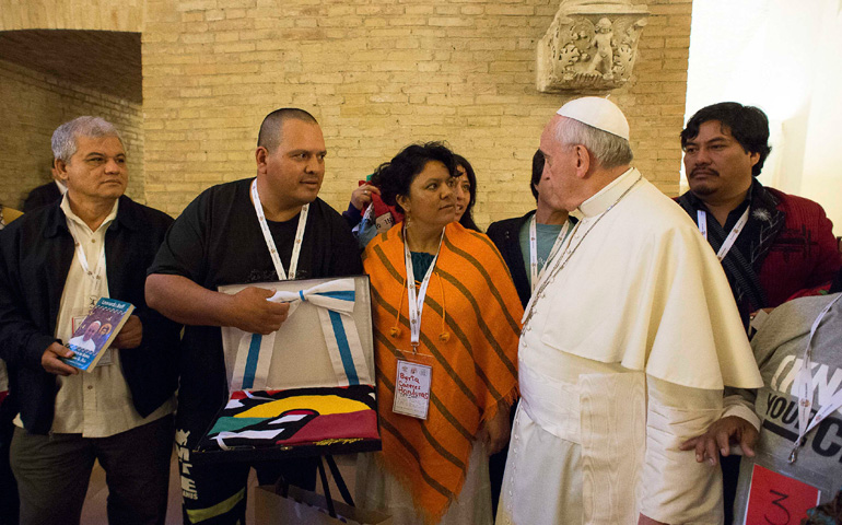 El Papa en el primer encuentro con los movimientos populares, en 2014