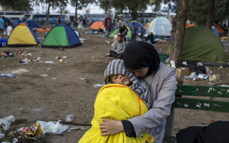 Una madre siria y su hijo esperan, cerca de la estación de tren de Belgrade, en Serbia.