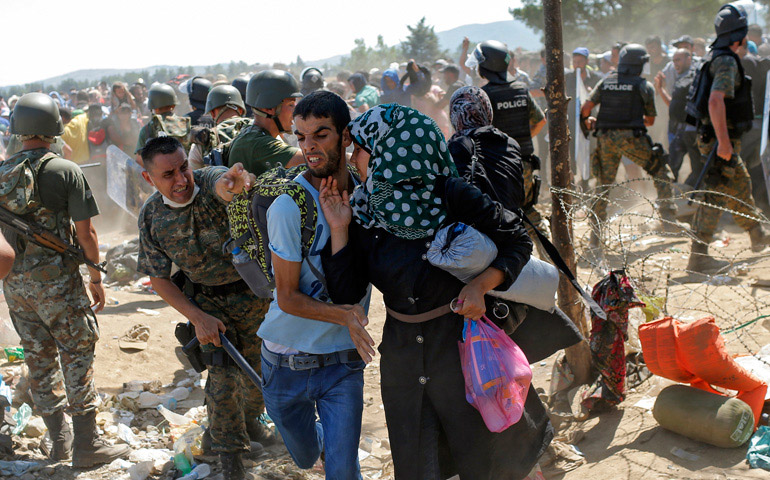 Una pareja siria es asaltada por la Policía en Gevgelija, en la frontera entre Macedonia y Grecia.