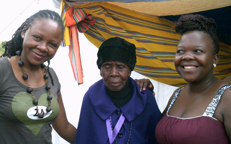 La madre y dos de las hijas de Benedict Daswa.