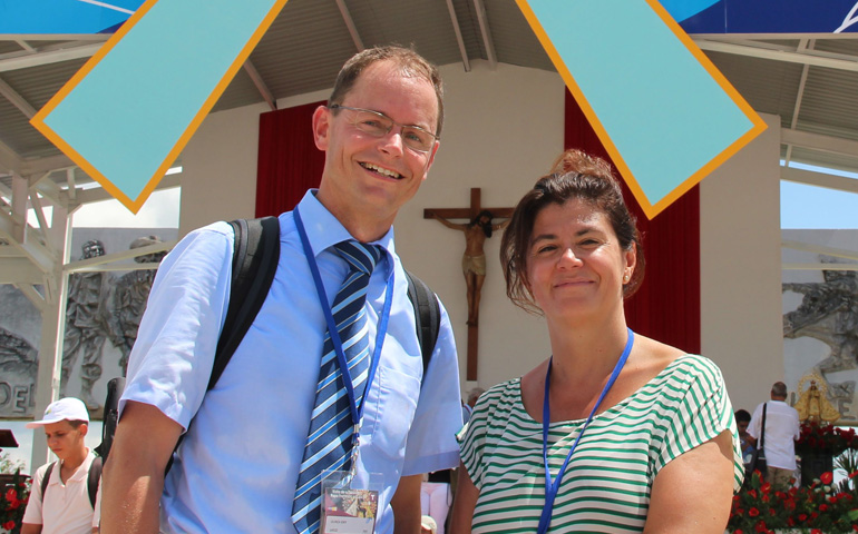 Ulrich Kny y Raquel Martín, delante del altar en Holguín