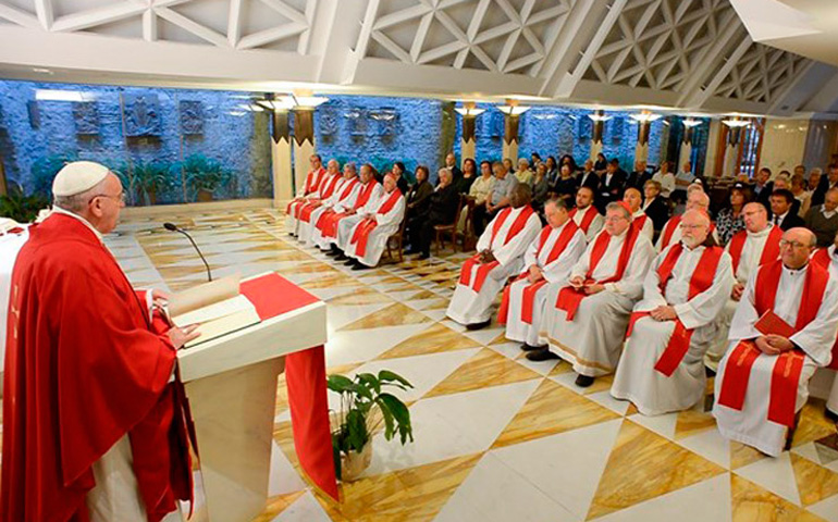 El Papa Francisco durante una Misa en la capilla de la Casa Santa Marta
