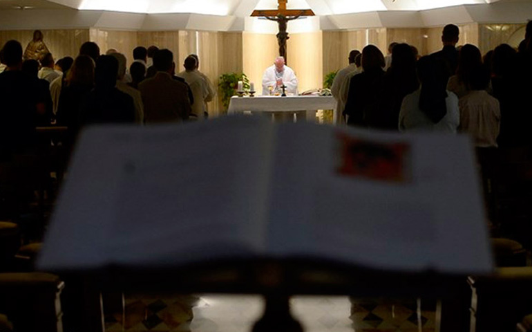 El Papa Francisco durante una Misa en la capilla de la Casa Santa Marta