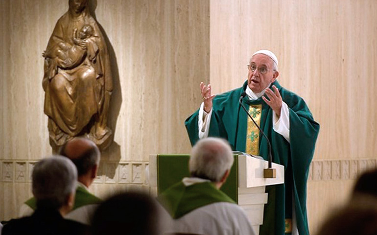 El Papa Francisco durante una Misa en la capilla de la Casa Santa Marta