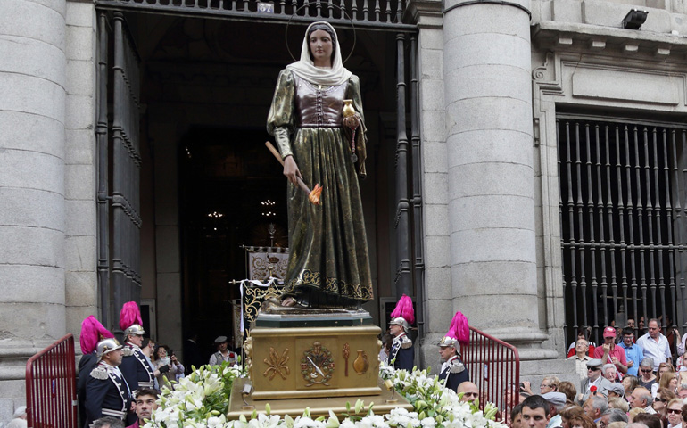 Imagen de santa María de la Cabeza saliendo en procesión de la colegiata de San Isidro