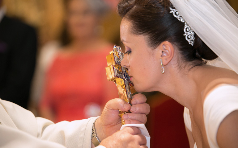 Una novia besa la reliquia de la Cruz en Caravaca
