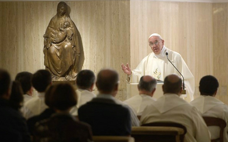 El Papa Francisco durante una Misa en la capilla de la Casa Santa Marta