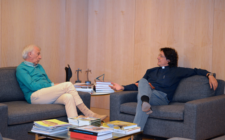 Un momento del encuentro entre Albert Boadella y Javier Alonso Sandoica.