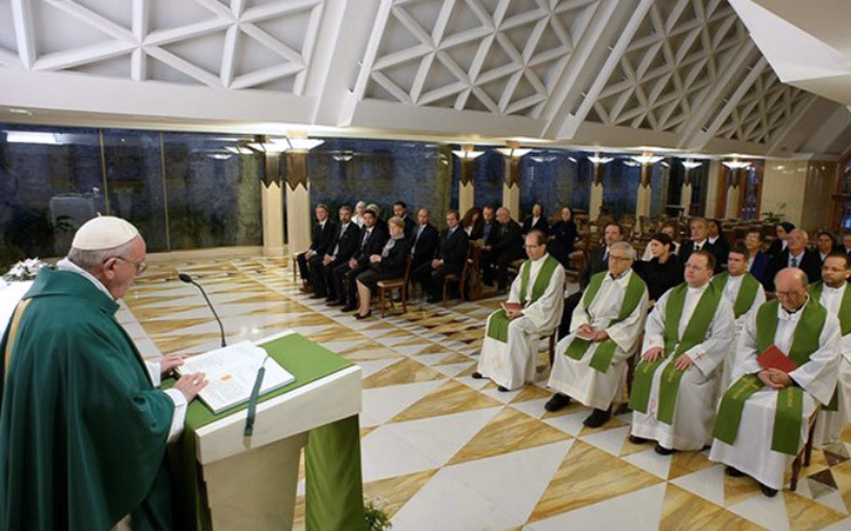 El Papa Francisco durante una Misa en la capilla de la Casa Santa Marta