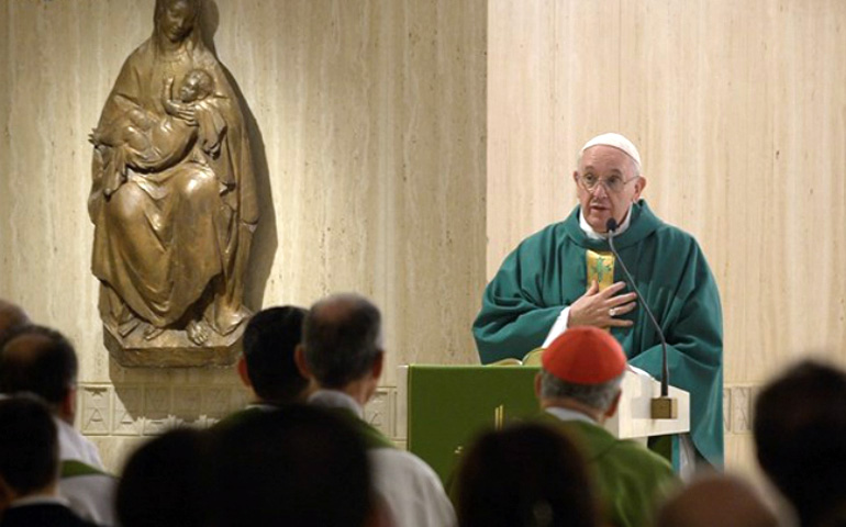 El Papa Francisco durante una Misa en la capilla de la Casa Santa Marta