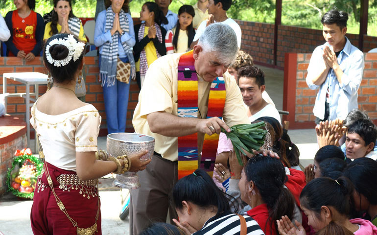 Kike Figaredo, SJ, bendiciendo a jóvenes en Battambang