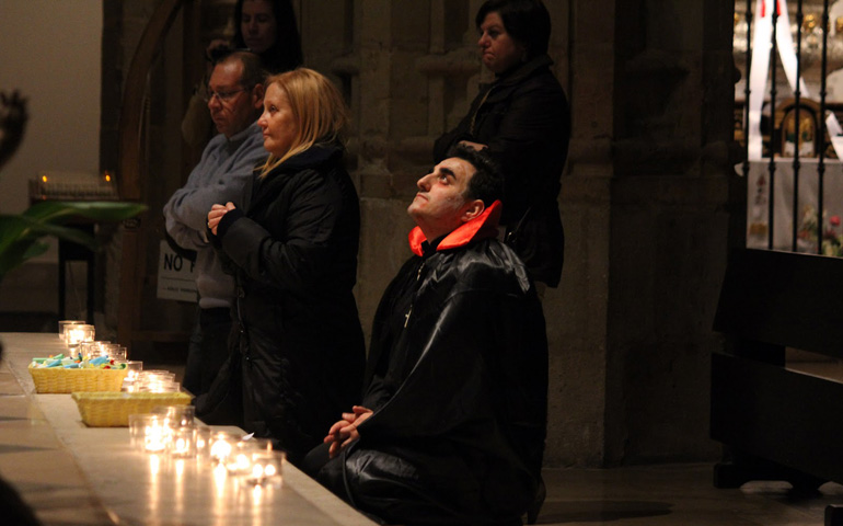 Drácula rezando delante del Santísimo en Holywins en la catedral de Alcalá