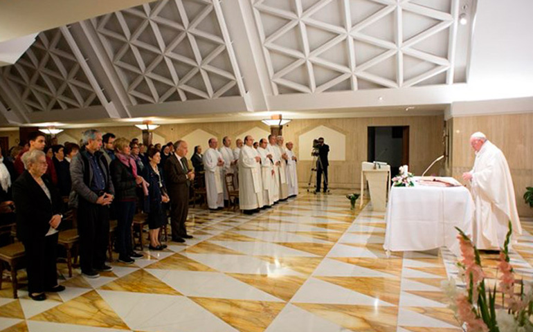 El Papa Francisco durante una Misa en la capilla de la Casa Santa Marta