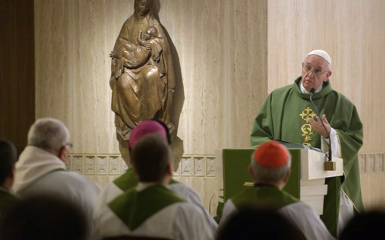 El Papa Francisco durante una Misa en la capilla de la Casa Santa Marta
