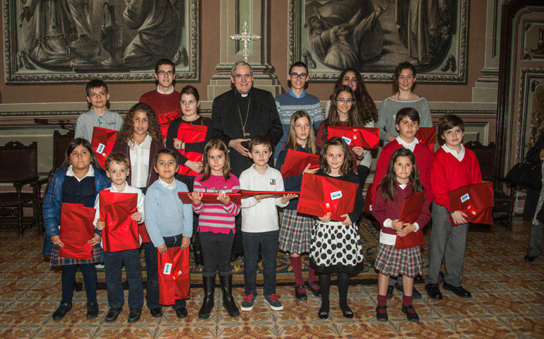 El cardenal Martínez Sistach, con un grupo de niños, ganadores de un certamen literario organizado por el arzobispado