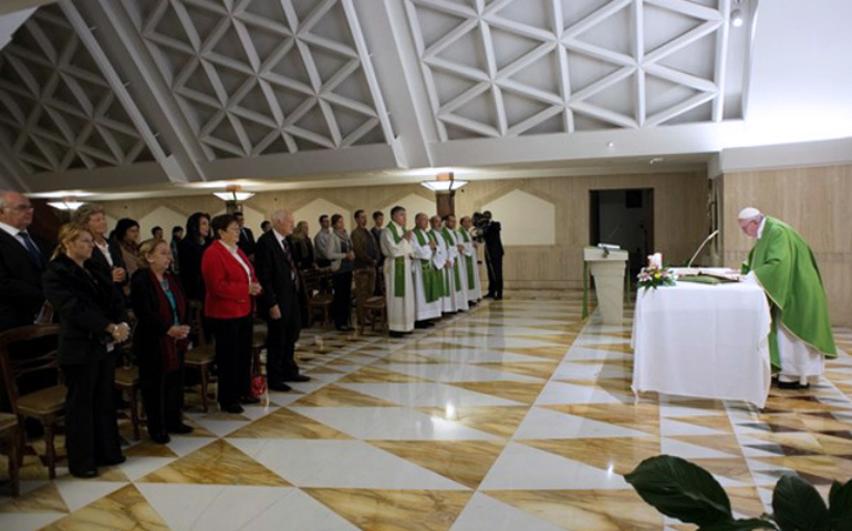 El Papa Francisco durante una Misa en la capilla de la Casa Santa Marta