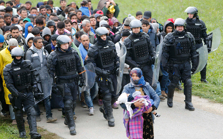 Refugiados escoltados por la Policía en la frontera entre Croacia y Eslovenia