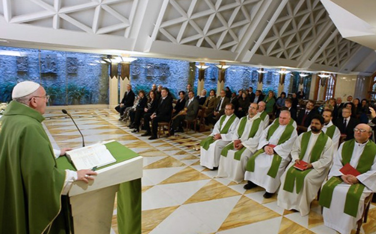 El Papa Francisco durante una Misa en la capilla de la Casa Santa Marta