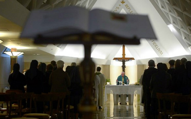 El Papa Francisco durante una Misa en la capilla de la Casa Santa Marta